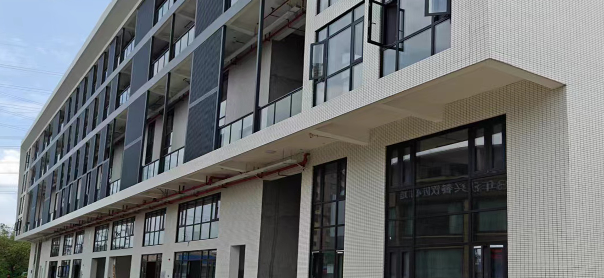  Lắp đặt cửa và cửa sổ cho toà nhà văn phòng