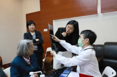 Các chuyên gia nổi tiếng của Bệnh viện Phát triển Kinh tế Trường Sa đã đến thăm Đài Phát thanh và Tr